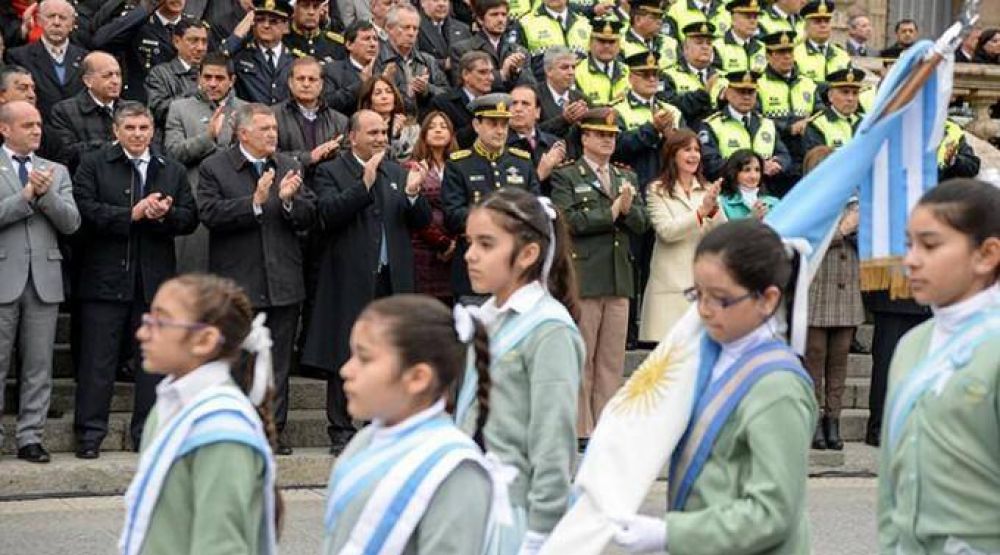 El Gobernador tom� la promesa del lealtad a la Bandera a alumnos de 4� grado
