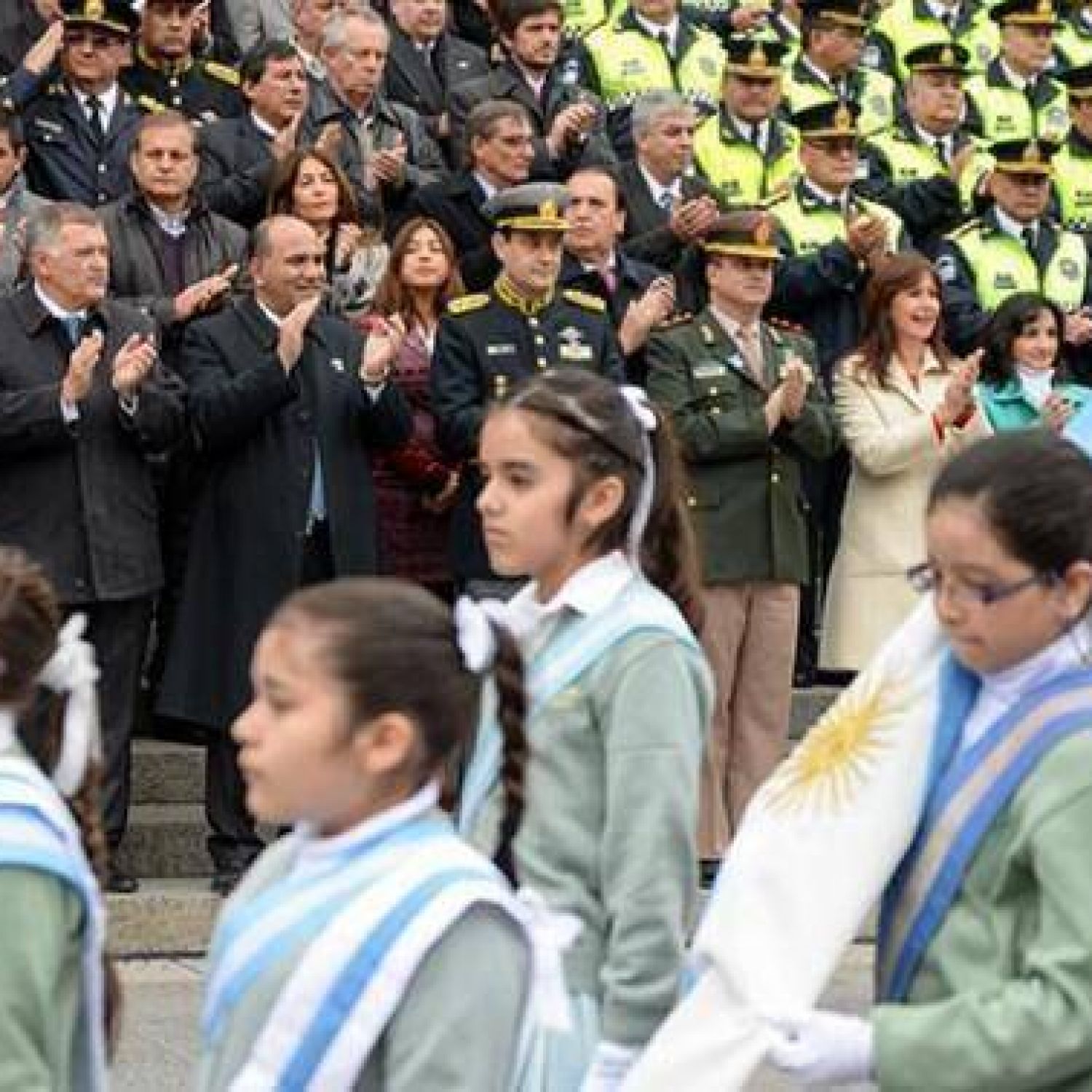 El Gobernador tomó la promesa del lealtad a la Bandera a alumnos de 4 ...