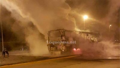 Voraz incendio en un micro de larga distancia