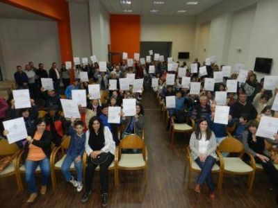 En la entrega de escrituras el intendente de Guamin� pide a los vecinos que abonen las tasas municipales