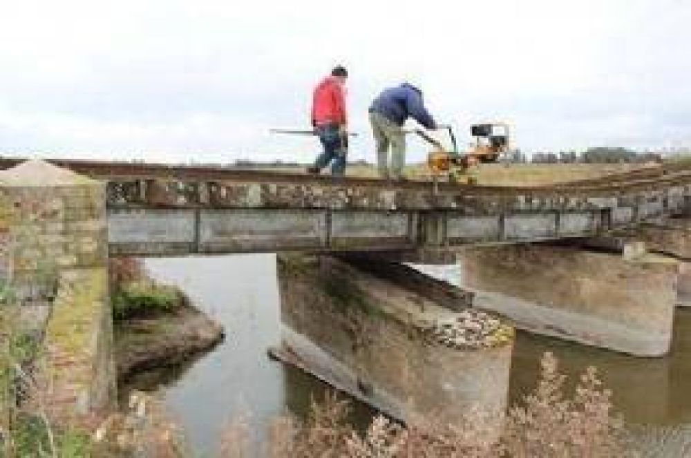 Oxandaberro visit� los trabajos en el puente de las v�as del ferrocarril Sarmiento en La Clarita