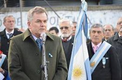 En el D�a de la Bandera, Gay dijo que 