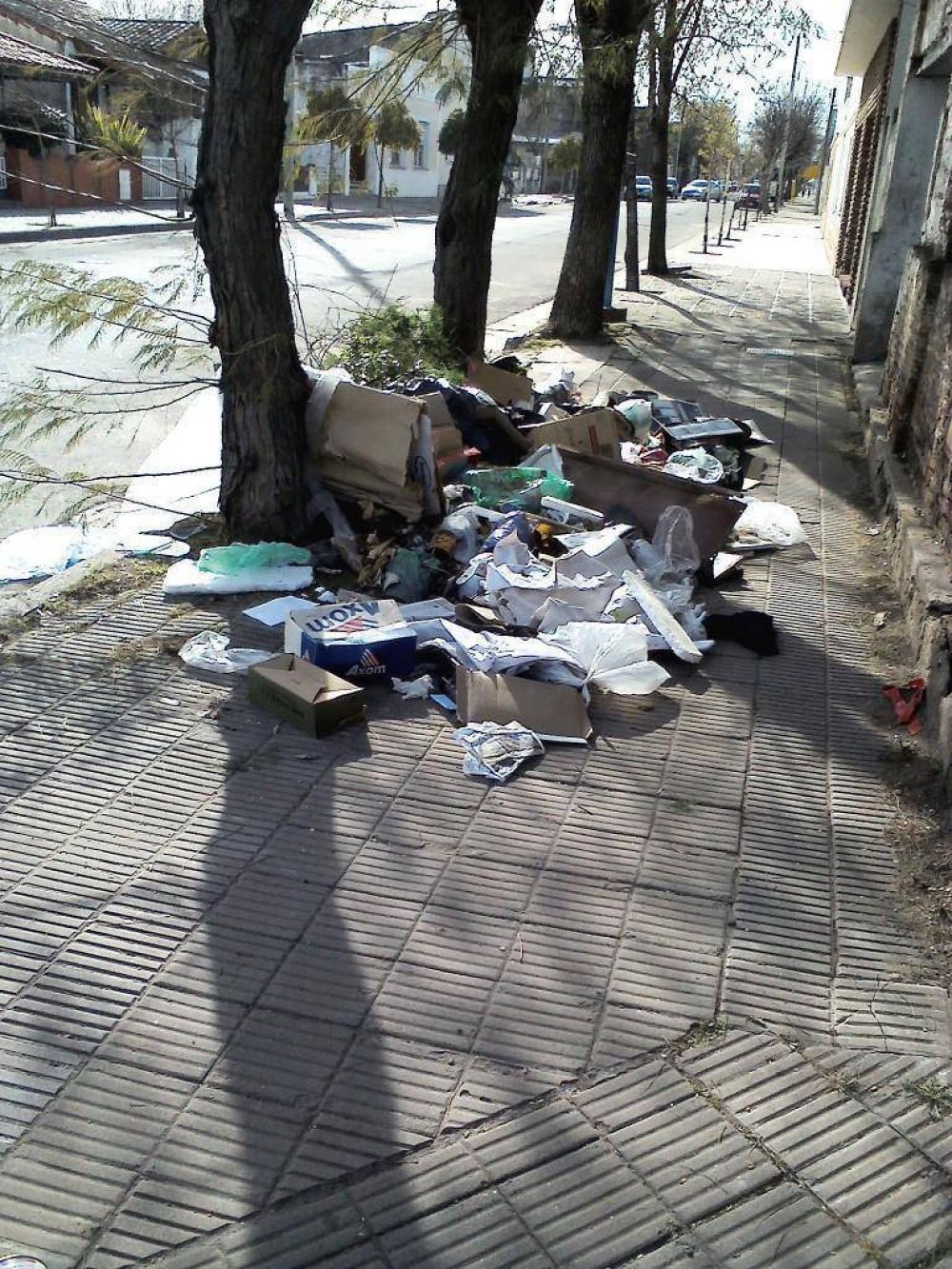 Inspectores municipales notifican a los vecinos que est� prohibido arrojar residuos en la v�a p�blica y en terrenos