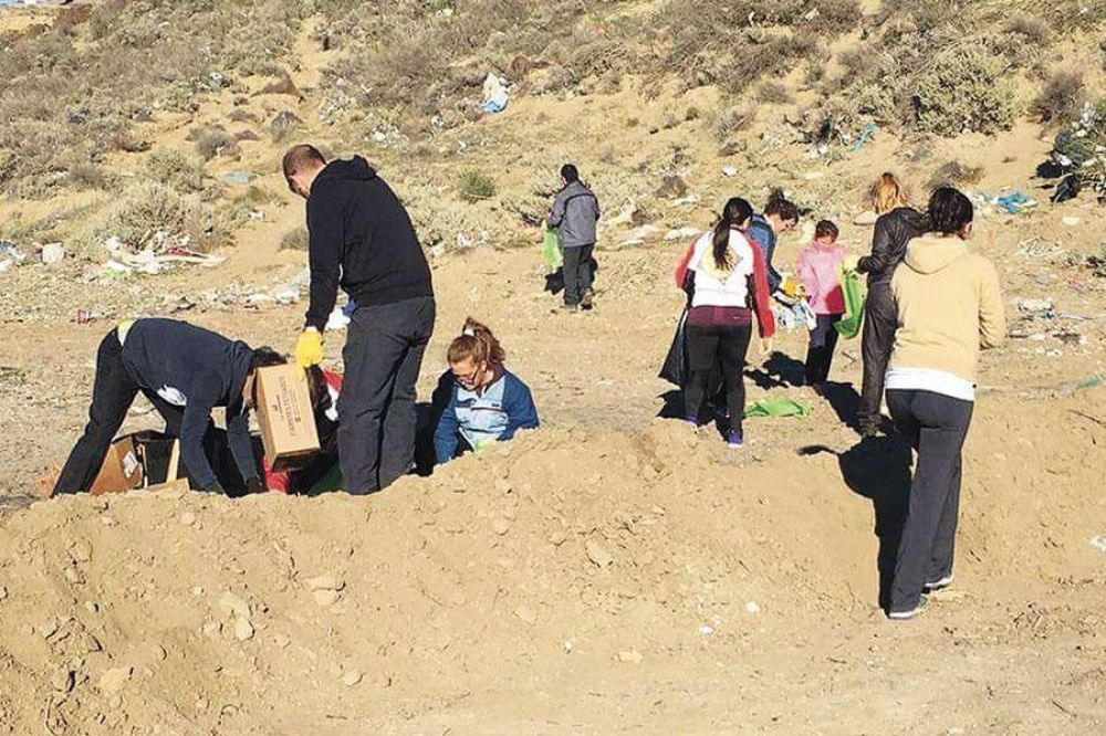 Amigos del Cerro realiz� una jornada de limpieza en Kilometro 3