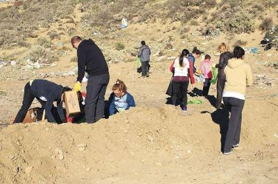 Amigos del Cerro realiz� una jornada de limpieza en Kilometro 3