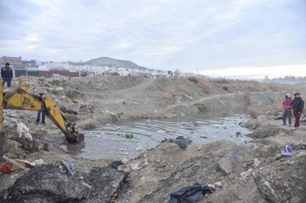 Peligro y contaminacin en el Moure: se tap el canal evacuador de aguas servidas