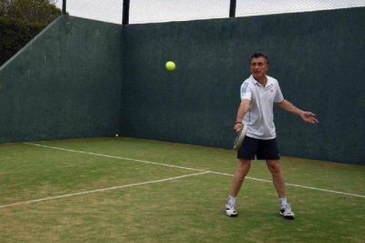 Macri sufri� un esguince de rodilla jugando al paddle