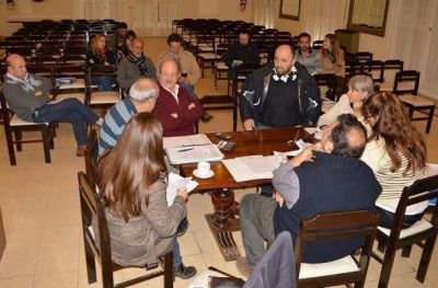 Los funcionarios y los representantes de la empresa le bajaron los decibeles al enfrentamiento y le pusieron pa�os fr�os a la confrontaci�n. Hubo una reuni�n cordial. 