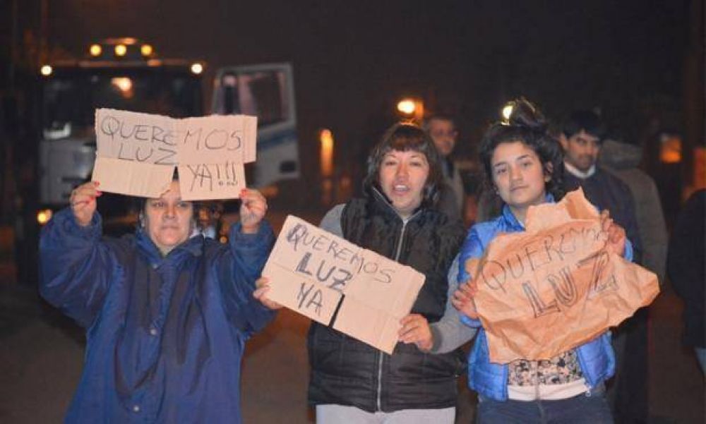 Los cortes de luz no dan tregua en Pilar: Vecinos salen a las calles para exigir por el servicio