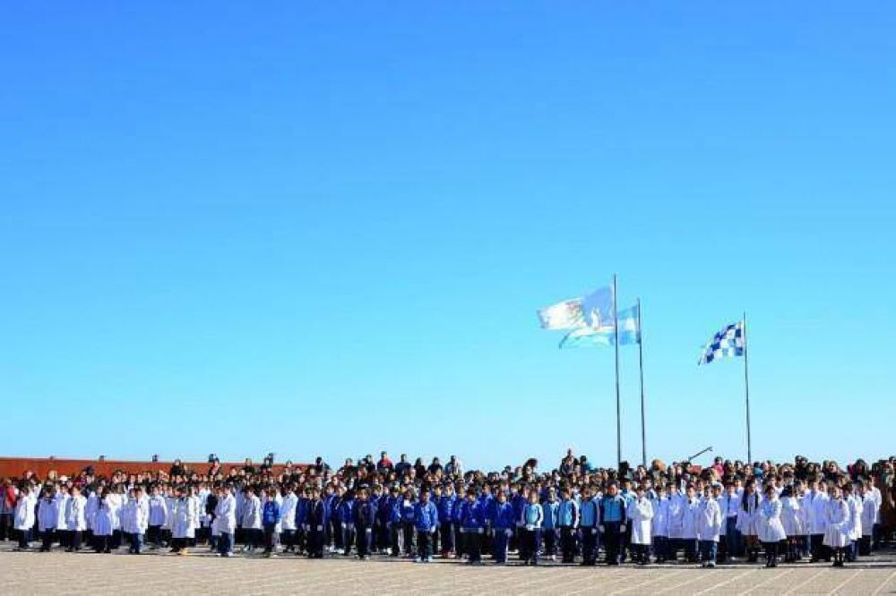 M�s de 300 alumnos prometieron su lealtad a la bandera