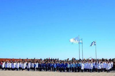 M�s de 300 alumnos prometieron su lealtad a la bandera