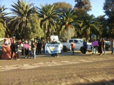 J�chal: Hensel dio una charla ante 150 personas y afuera hubo forcejeos