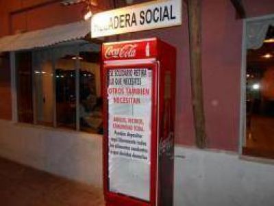100 personas al d�a comen de la denominada �heladera social�