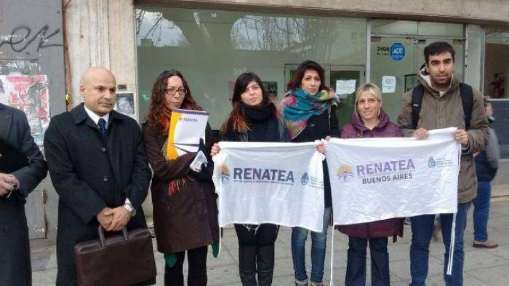 Denuncian masivos despidos en Renatea y marcharon ante el Ministerio de Trabajo