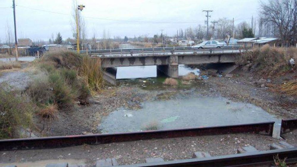 Preparan obras de cloacas para barrios de la periferia