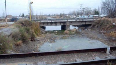 Preparan obras de cloacas para barrios de la periferia