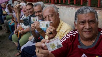 Venezuela: la oposici�n ya valid� un tercio de las firmas necesarias para un referendum revocatorio