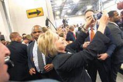 Hillary aparece con ventaja en la recta final