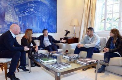 Mac Allister, con el presidente y deportistas