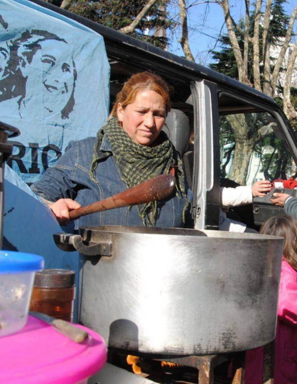 Instalaron 10 ollas populares frente a la Municipalidad de Mar del Plata