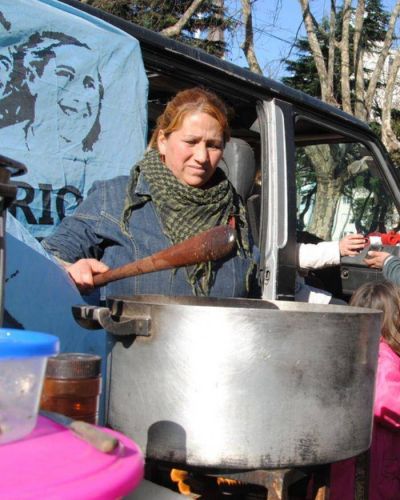Instalaron 10 ollas populares frente a la Municipalidad de Mar del Plata