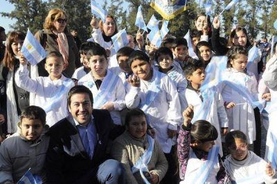 Nardini les tom� la promesa a la Bandera a m�s de dos mil ni�os