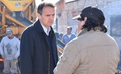 Katopodis recorri� obras de pavimentaci�n en La Carcova