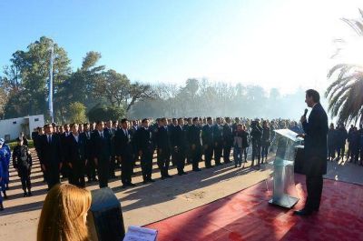 El intendente Sujarchuk tom� juramento de fidelidad a la bandera a 210 cadetes de la Polic�a Local