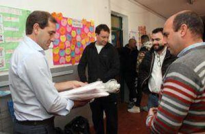 EL MUNICIPIO ENTREG� GUARDAPOLVOS, �TILES Y MATERIAL DEPORTIVO A LA ESCUELA N� 59