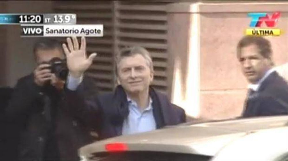 Mauricio Macri ya est� en la cl�nica para operarse y brome� sobre su rodilla: 
