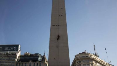 Pintan y restauran el Obelisco