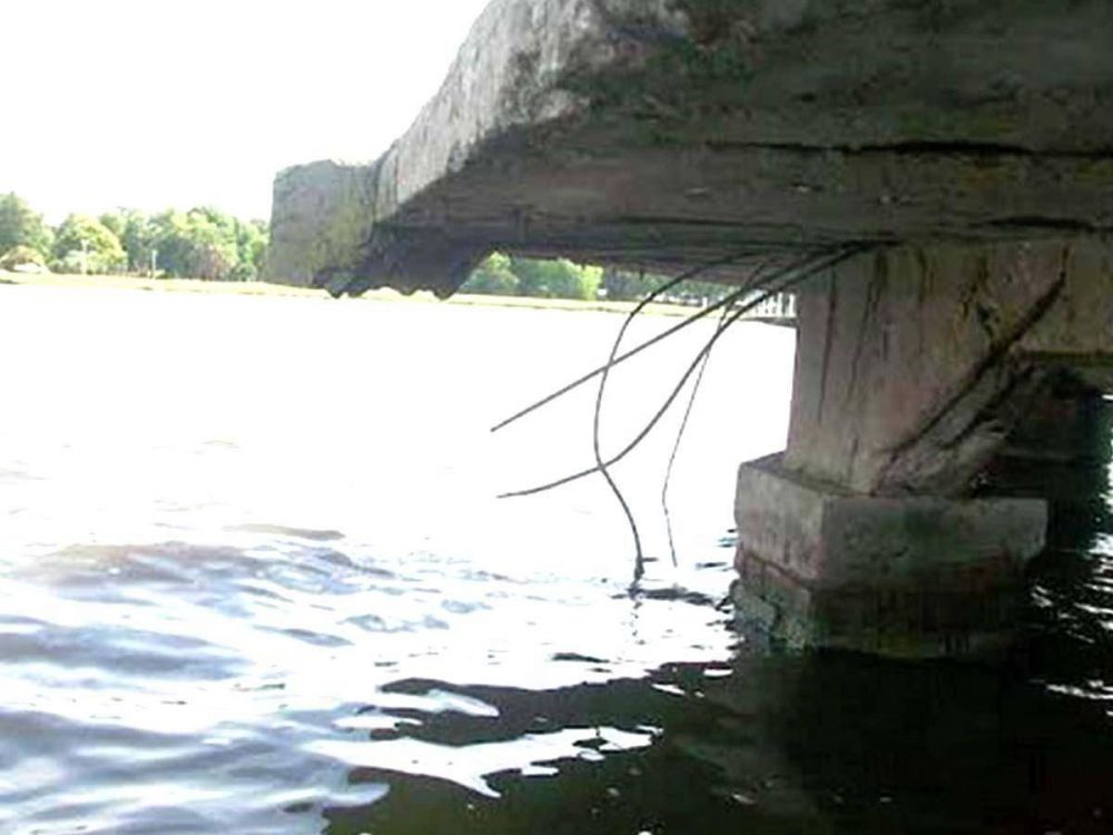 Los escombros bajo el agua acrecientan el  peligro de ba�arse en la zona del espig�n