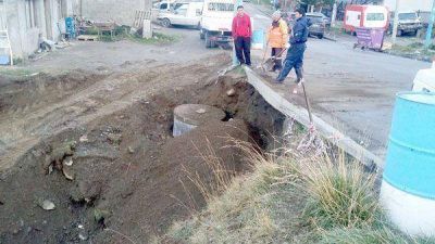 Personal municipal trabaj� en la reparaci�n de la c�mara pluvial en barrio El Progreso