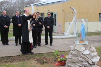 Monse�or Marino bendijo una imagen de la Virgen en la alcaid�a de Bat�n