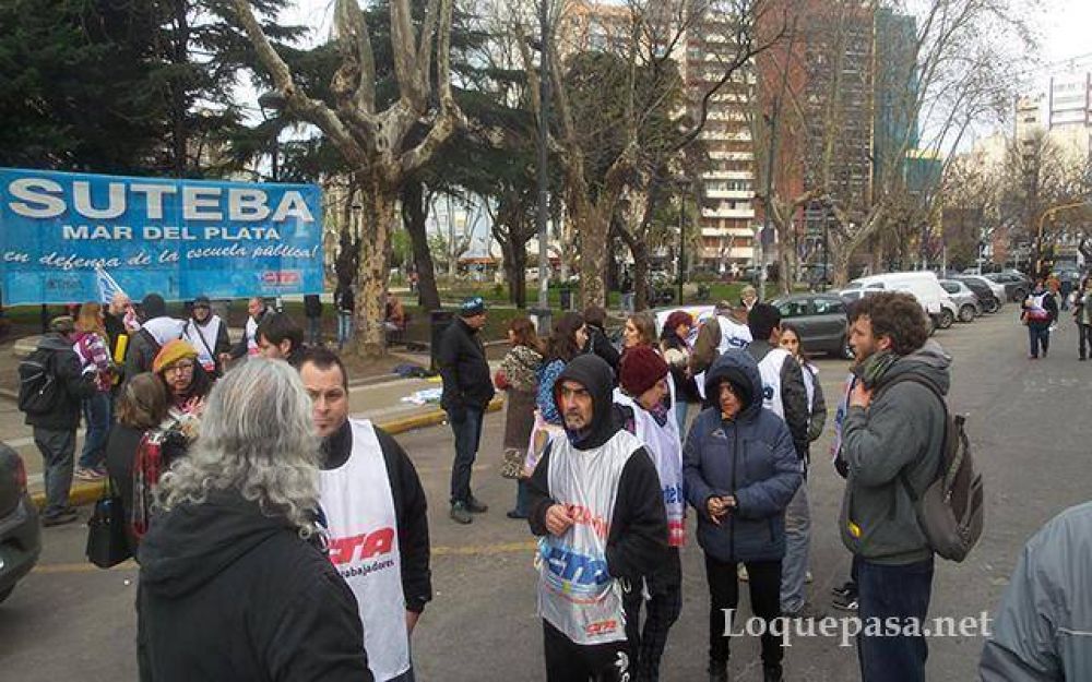 En 26 escuelas los chicos toman agua de bid�n por falta de limpieza de tanques