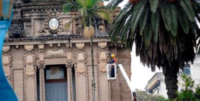 Limpian la Casa de Gobierno para recibir el Bicentenario