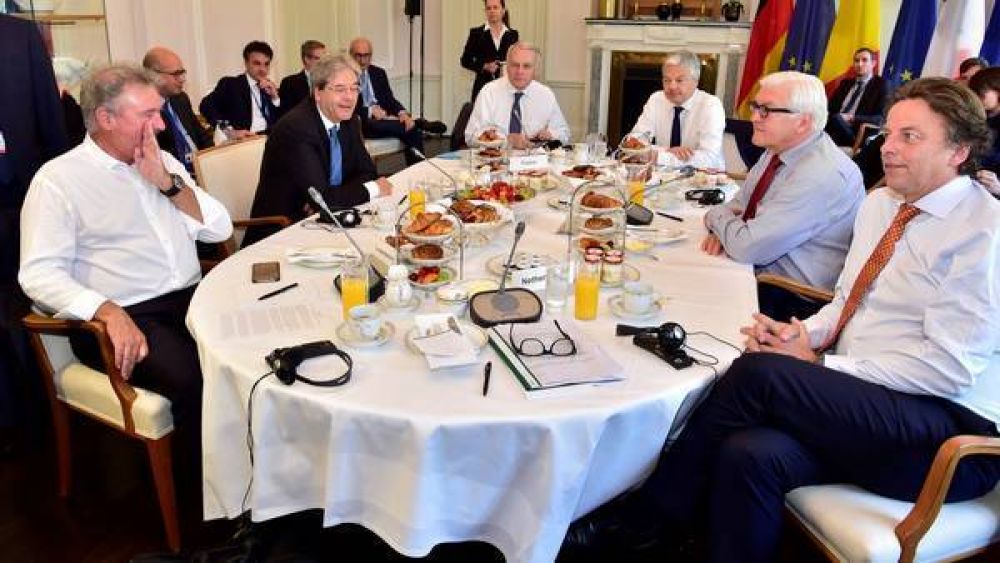 Los pa�ses fundadores de la UE presionan a Londres para activar el Brexit
