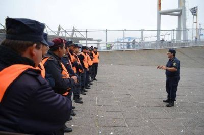 Azcona: �Los refuerzos de la Polic�a Federal se desperdician en la costa� 