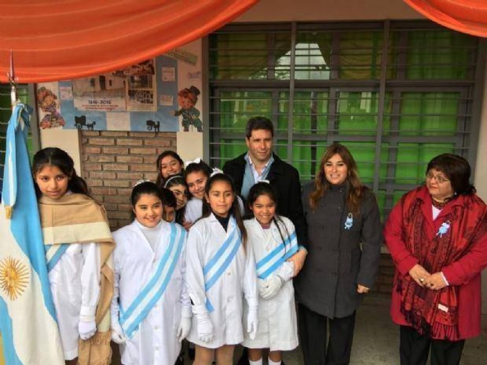 El gobernador inaugur� obras en J�chal y anunci� la construcci�n de dos escuelas