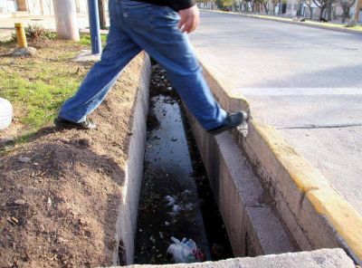 Proponen sensores para limpiar las acequias