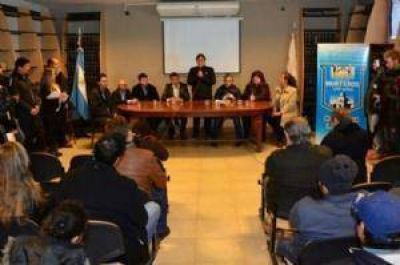 Provincia entreg� medio millon de pesos a los damnificados por las inundaciones