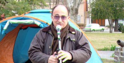 Salom�n entreg� carpas a grupos Scout y Gu�as