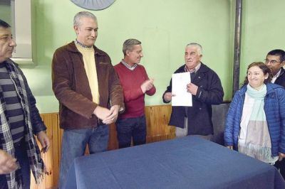 Arcioni supervis� y firm� contratos de obra para el sur provincial