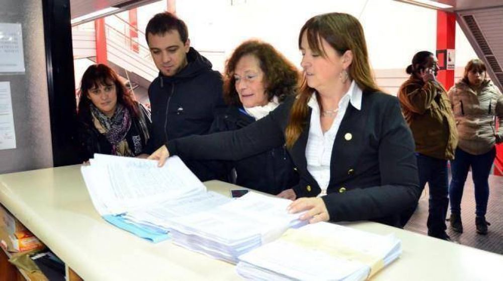 La disputa por el saneamiento del Nahuel Huapi se traslad� a Viedma