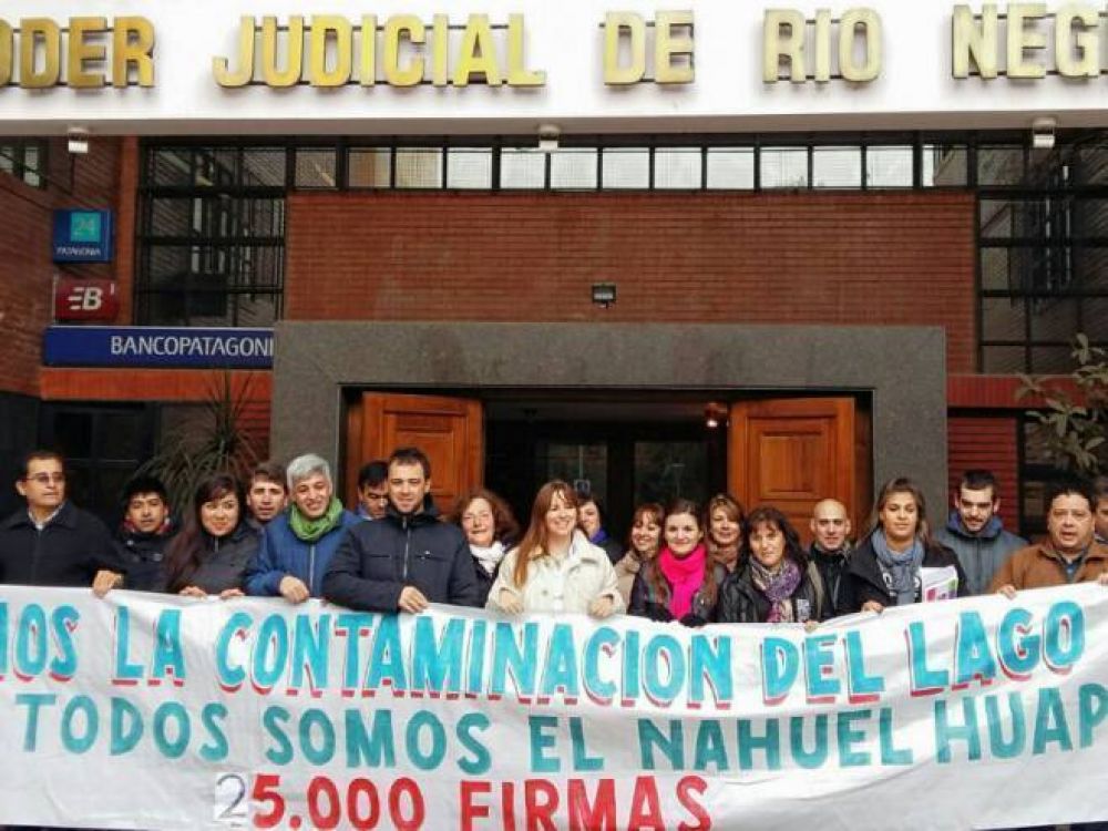 Presentaron otras 25 mil firmas en el amparo contra la contaminaci�n del lago