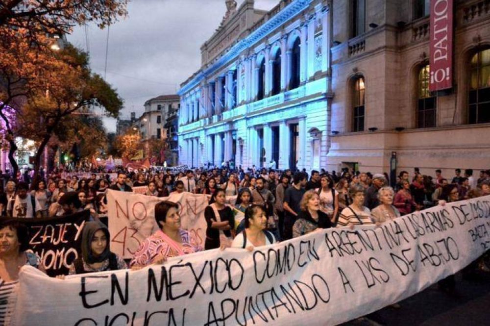 Multitudinaria marcha record� a los 43 estudiantes desaparecidos en M�xico