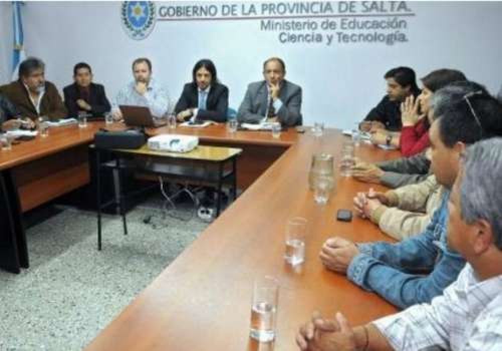 Los gremios docentes salte�os vuelven a la carga por mejoras salariales