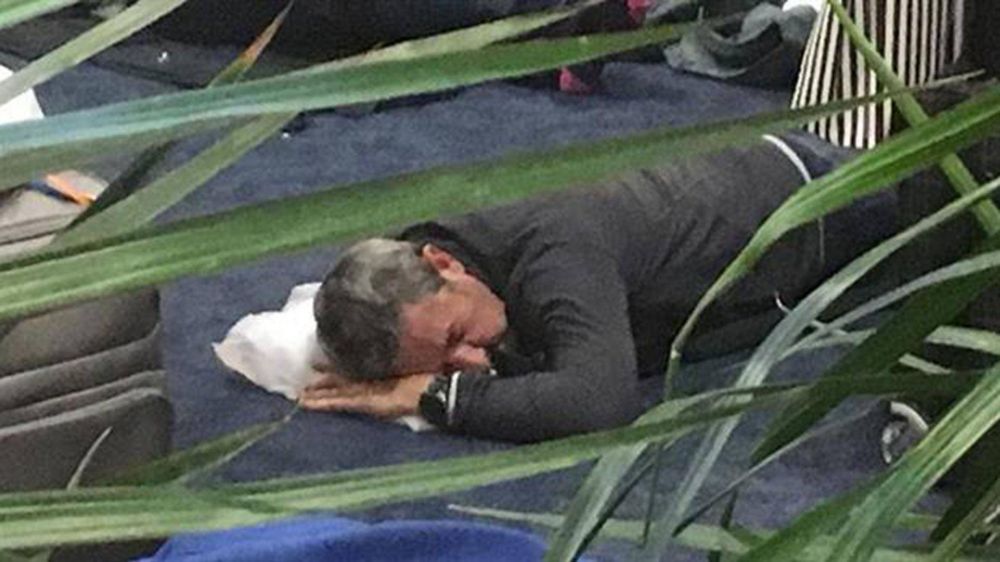 Cobos durmi� en el piso en un aeropuerto de los EEUU