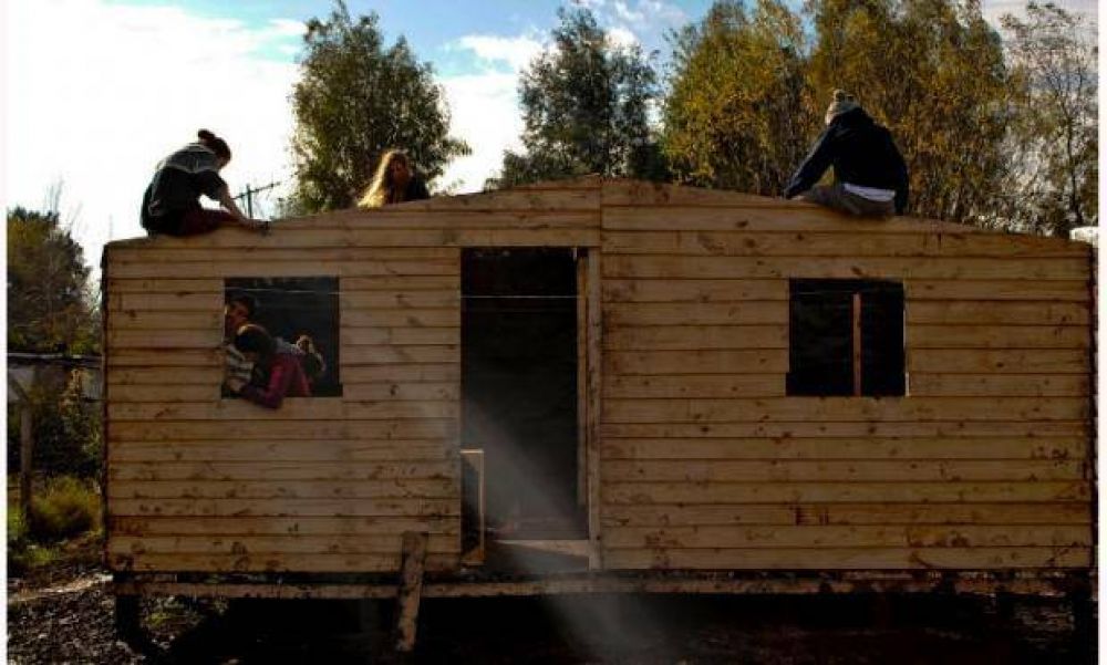Pilar firma convenio para reducir la emergencia habitacional