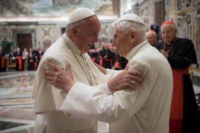 Ratzinger a Francisco: �Su bondad es el lugar en el que me siento protegido. Siga adelante por esta v�a de la misericordia�
